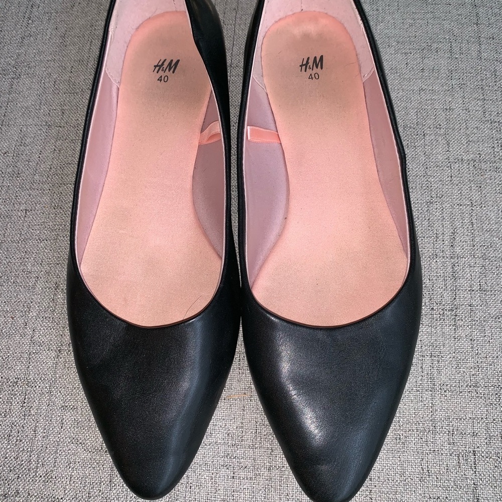 Black H&M pointed toe flats